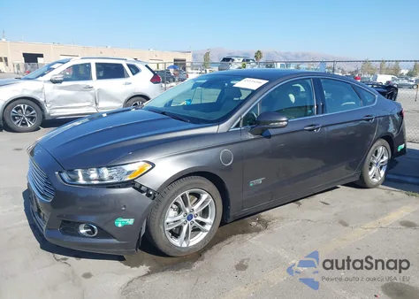 2016 Ford Fusion Energi Titanium z USA, uszkodzony, nr VIN 3FA6P0SU3GR173646